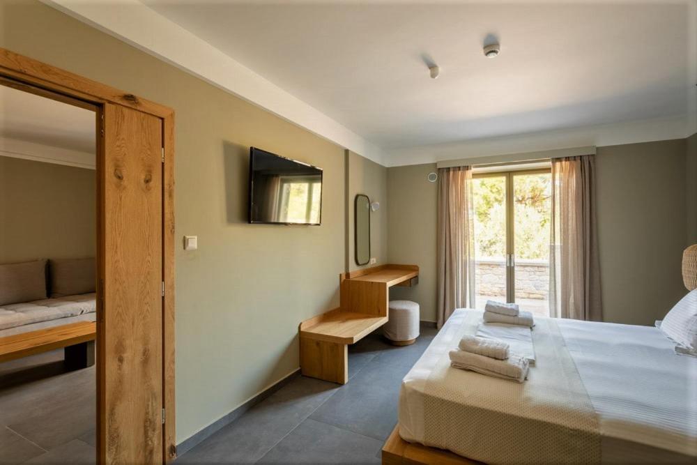 Diapori Suites Hotel Kardhamili Esterno foto