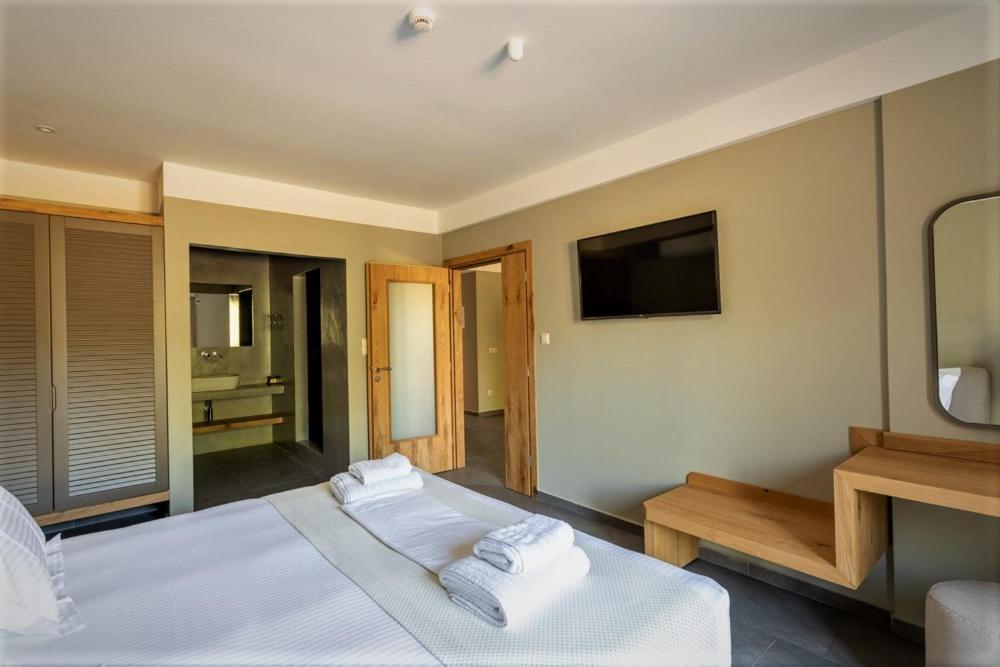 Diapori Suites Hotel Kardhamili Esterno foto
